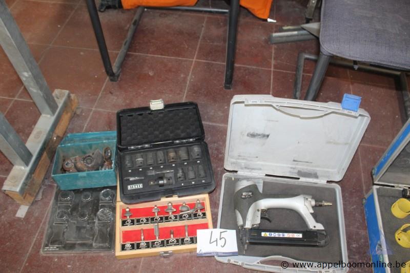 Lot diverse gereedschappen en accessoires, waaronder een pneumatische nietmachine Rapid PSN 15-30 en een dopsleutelset Gedore – foto 2 – kavel bij Appelboom