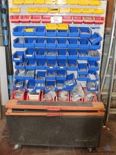 Verrijdbaar opbergrek met diverse sorteerbakken gevuld met bevestigingsmaterialen – foto 2 – kavel bij Appelboom