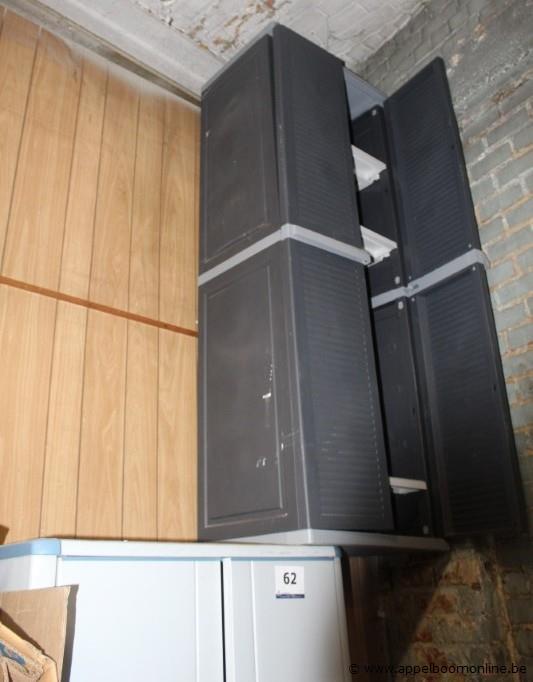 Lot bestaande uit een kunststof opbergmeubel met kleppen en een metalen kast met planken – foto 2 – kavel bij Appelboom