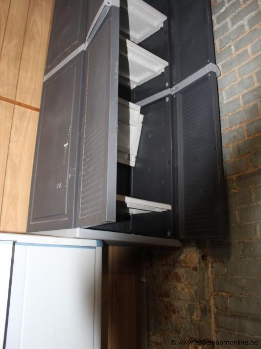 Lot bestaande uit een kunststof opbergmeubel met kleppen en een metalen kast met planken – foto 3 – kavel bij Appelboom