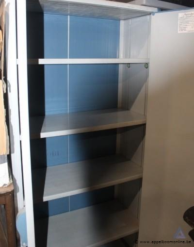 Lot bestaande uit een kunststof opbergmeubel met kleppen en een metalen kast met planken – foto 4 – kavel bij Appelboom