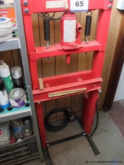 Hydraulische werkplaatspers, capaciteit 12 ton – foto 2 – kavel bij Appelboom