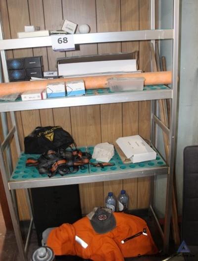 Metalen rek met diverse goederen, waaronder verlichting en riemen – foto 2 – kavel bij Appelboom