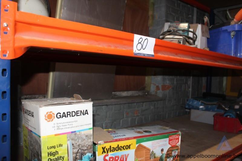 Lot diverse goederen, waaronder een Gardena waterpomp, Xyladecor houtbeits, Soudal afdichtingsmaterialen en isolatie, op een metalen rek – foto 2 – kavel bij Appelboom