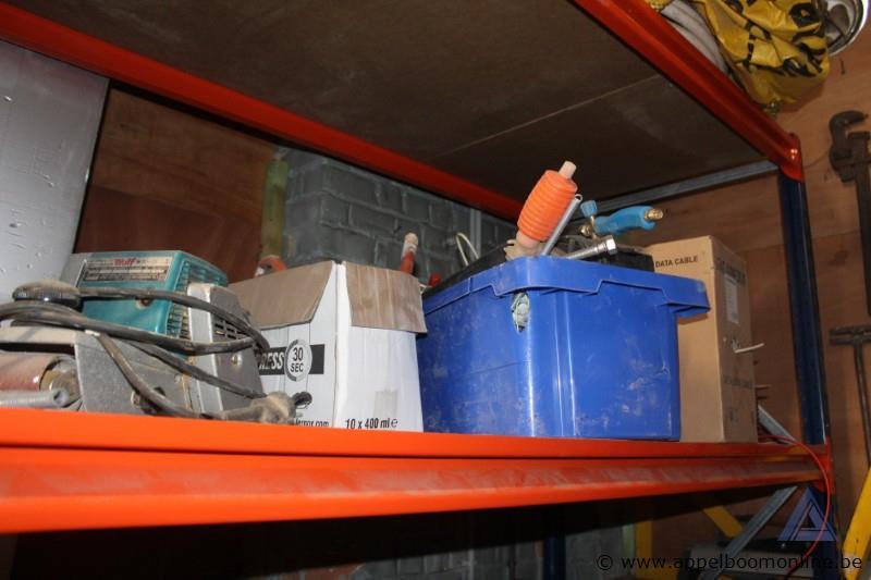 Lot diverse goederen, waaronder een Gardena waterpomp, Xyladecor houtbeits, Soudal afdichtingsmaterialen en isolatie, op een metalen rek – foto 3 – kavel bij Appelboom