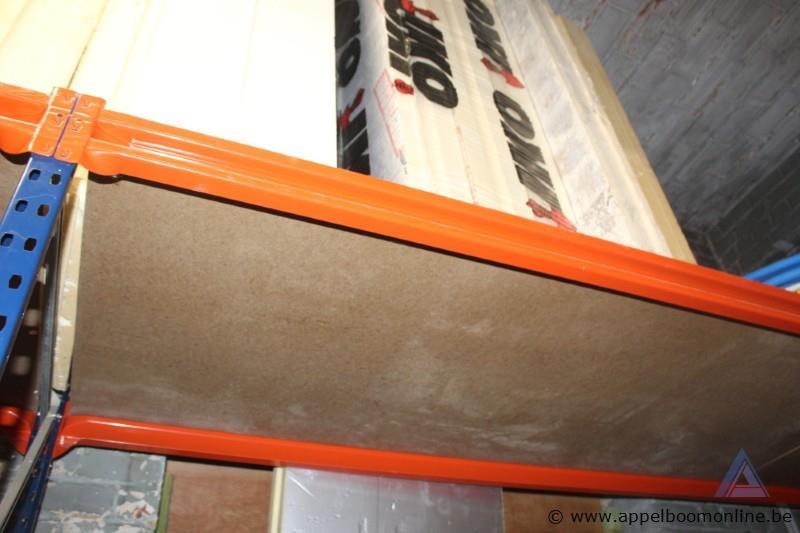 Lot diverse goederen, waaronder een Gardena waterpomp, Xyladecor houtbeits, Soudal afdichtingsmaterialen en isolatie, op een metalen rek – foto 4 – kavel bij Appelboom