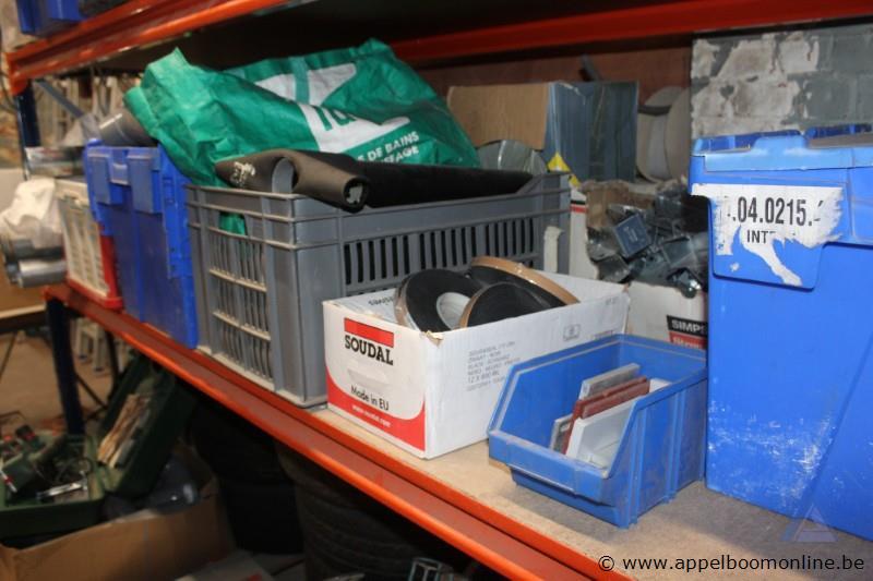 Lot diverse goederen, waaronder een Gardena waterpomp, Xyladecor houtbeits, Soudal afdichtingsmaterialen en isolatie, op een metalen rek – foto 5 – kavel bij Appelboom