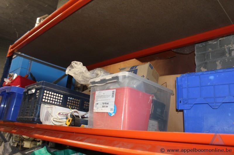 Lot diverse goederen, waaronder een Gardena waterpomp, Xyladecor houtbeits, Soudal afdichtingsmaterialen en isolatie, op een metalen rek – foto 6 – kavel bij Appelboom