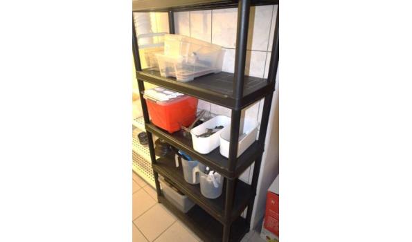 inhoud van de rekken, best uit oa RVS kookpotten en divers keukengerei ...